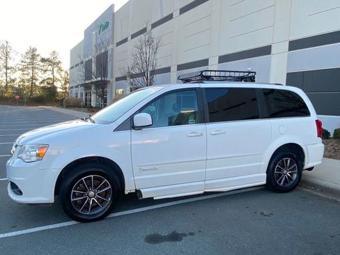 Used 2017 Dodge Grand Caravan SXT image 9