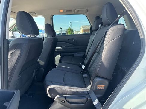 Used 2024 Nissan Pathfinder SV FWD image 16