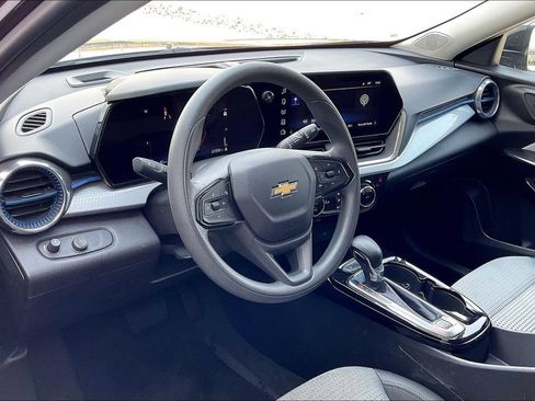 Used 2025 Chevrolet Trax LT FWD image 14