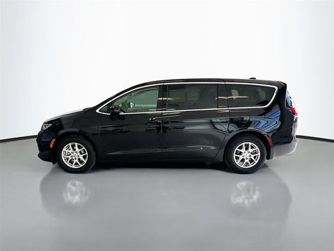 Used 2024 Chrysler Pacifica Touring-L image 8
