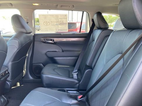 New 2026 Toyota Highlander Platinum image 11