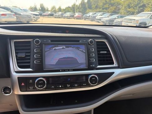 Used 2016 Toyota Highlander XLE FWD image 14