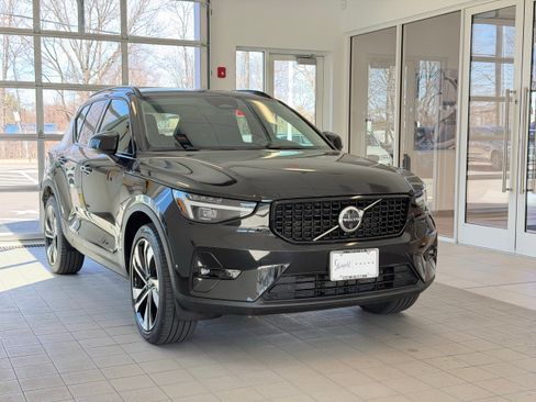 Certified 2025 Volvo XC40 B5 Plus AWD/4WD image 5