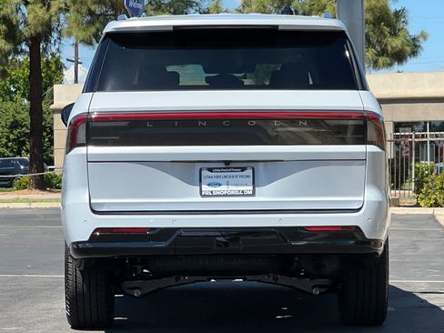 New 2026 Lincoln Navigator Premiere AWD/4WD image 7