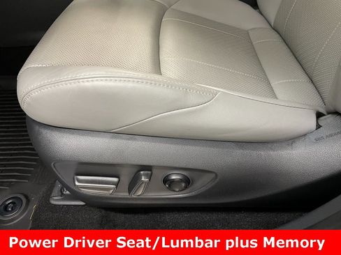 Used 2024 Toyota Venza Limited image 13