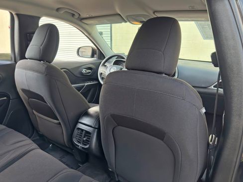 Used 2019 Jeep Cherokee Latitude w/ Popular Appearance Group FWD image 30