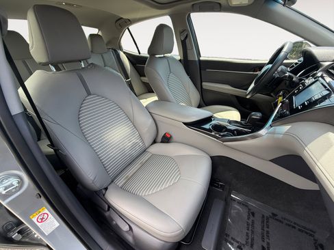 Used 2018 Toyota Camry SE w/ Moonroof Package FWD image 19