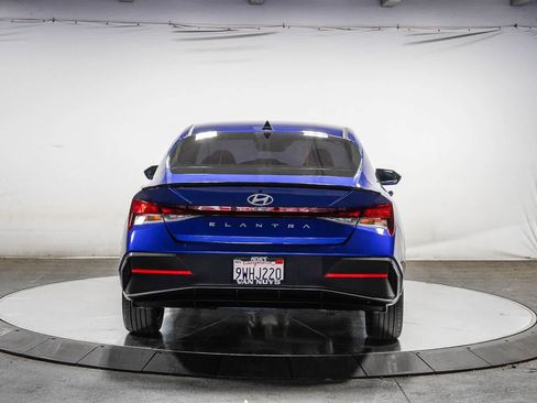 Used 2025 Hyundai Elantra Sport FWD image 3