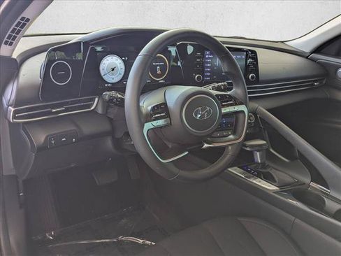 Used 2022 Hyundai Elantra SEL w/ Convenience Package FWD image 10