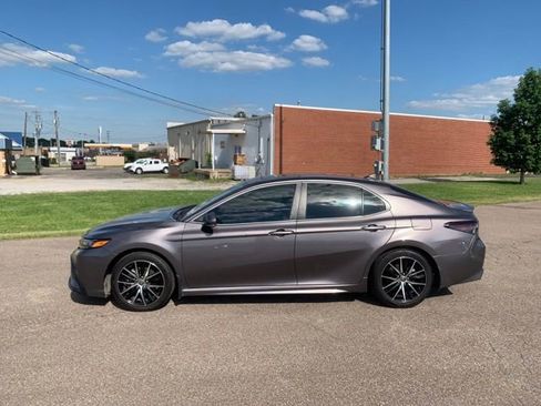 Used 2022 Toyota Camry SE w/ Cold Weather Package FWD image 4