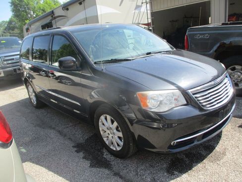 Used 2014 Chrysler Town & Country Touring FWD image 1