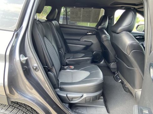 Used 2021 Toyota Highlander XSE FWD image 16
