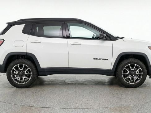 Used 2025 Jeep Compass Trailhawk image 11