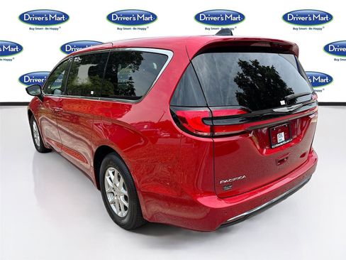Used 2025 Chrysler Pacifica Select FWD image 5