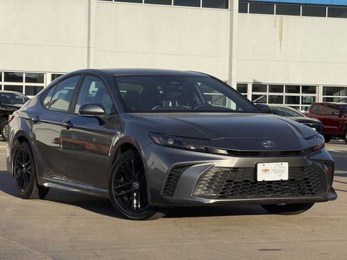 Used 2025 Toyota Camry SE image 2