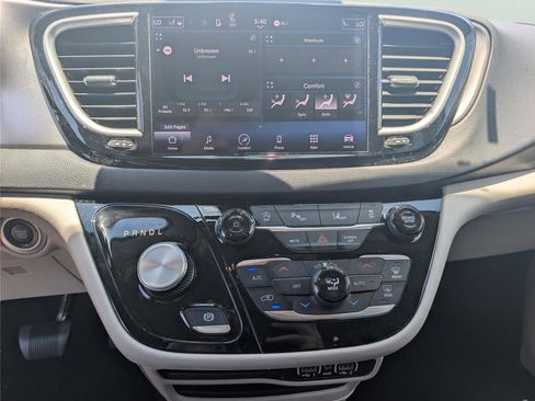 Used 2023 Chrysler Pacifica Touring-L FWD image 14