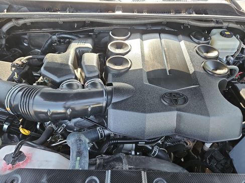 Used 2018 Toyota 4Runner SR5 AWD/4WD image 22