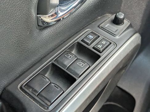 Used 2018 Nissan Titan SV AWD/4WD image 10