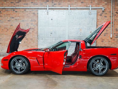 Used 2006 Chevrolet Corvette Coupe w/ Preferred Equipment Group RWD image 28