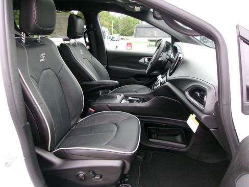 New 2026 Chrysler Pacifica Limited w/ S Appearance Package image 22