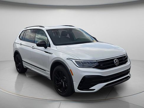 Certified 2023 Volkswagen Tiguan SE R-Line FWD image 4