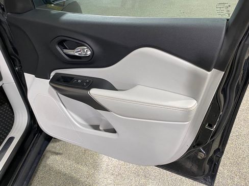 Used 2019 Jeep Cherokee Limited AWD/4WD image 30