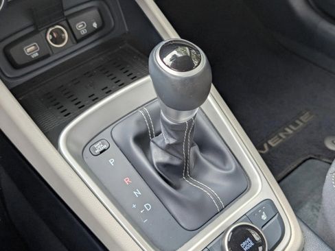 Used 2023 Hyundai Venue Limited image 39