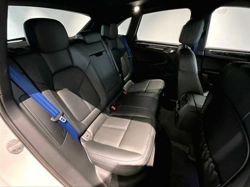 Used 2025 Porsche Macan image 32
