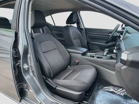 Used 2025 Nissan Altima 2.5 SV FWD image 29