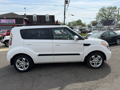 Used 2010 Kia Soul + FWD image 9