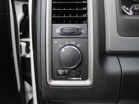 Used 2013 RAM 2500 Tradesman w/ Chrome Appearance Group image 21