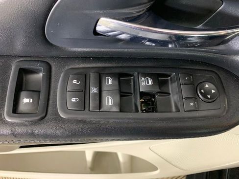 Used 2016 Dodge Grand Caravan SXT image 28