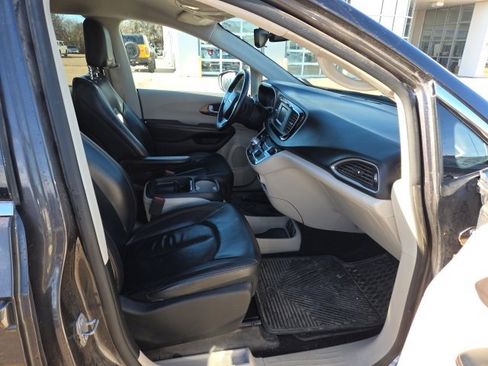 Used 2017 Chrysler Pacifica Touring-L image 13