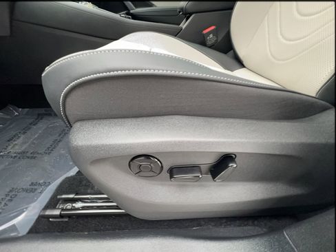 Used 2025 Volkswagen Tiguan SE w/ Panoramic Sunroof Package FWD image 21