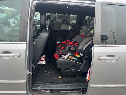 Used 2015 Chrysler Town & Country S w/ Driver Convenience Group image 11