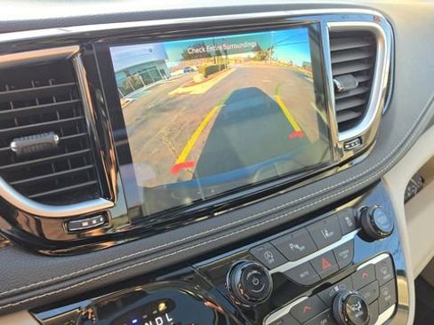 Certified 2021 Chrysler Pacifica Limited image 18