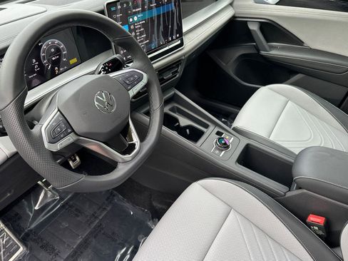 New 2026 Volkswagen Tiguan SE R-Line image 9