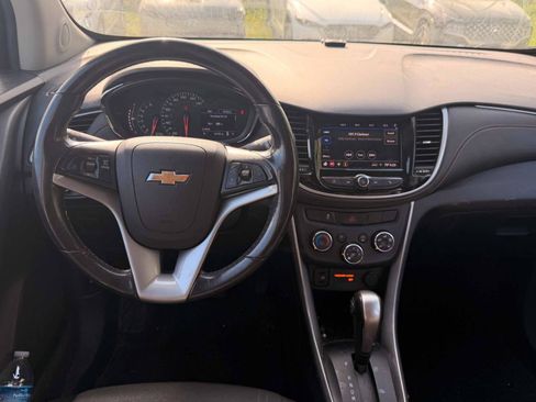 Used 2020 Chevrolet Trax LT w/ LT Convenience Package image 14
