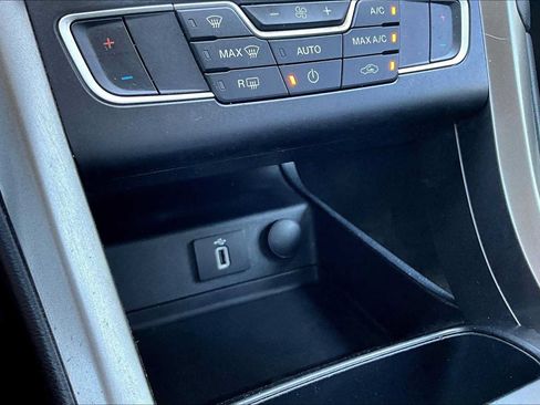 Used 2017 Ford Fusion SE w/ Equipment Group 201A FWD image 34