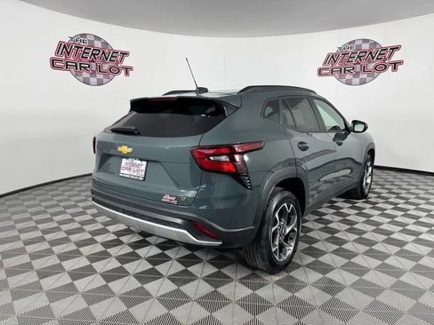 Used 2025 Chevrolet Trax LT image 7