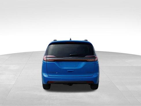New 2026 Chrysler Pacifica Limited w/ Uconnect Theater Family Group FWD image 8