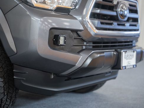 Used 2018 Toyota Tacoma SR5 AWD/4WD image 15