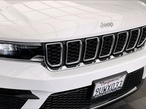 Used 2025 Jeep Grand Cherokee Laredo AWD/4WD image 30