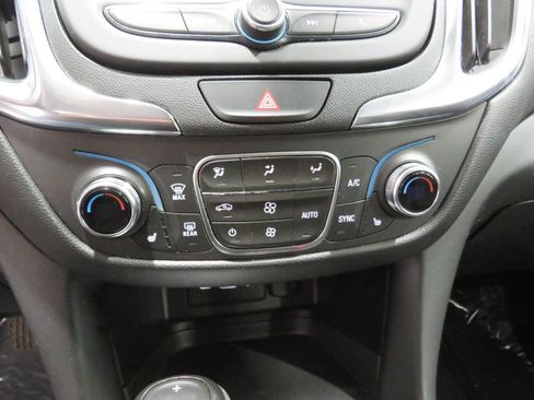 Used 2020 Chevrolet Equinox LT w/ Driver Convenience Package image 19