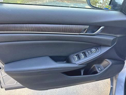 Used 2018 Honda Accord EX image 9