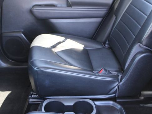 Used 2022 Toyota Highlander XLE AWD/4WD image 45