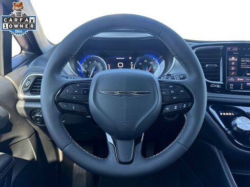 Used 2025 Chrysler Pacifica Limited FWD image 12