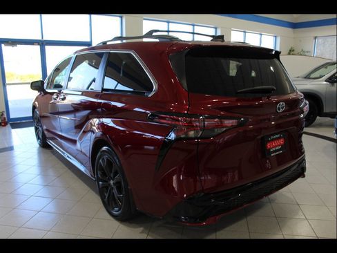 Used 2021 Toyota Sienna XSE w/ XSE Plus Package FWD image 7