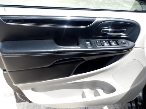 Used 2019 Dodge Grand Caravan SXT image 16