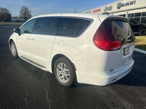 Used 2021 Chrysler Voyager LX FWD image 8